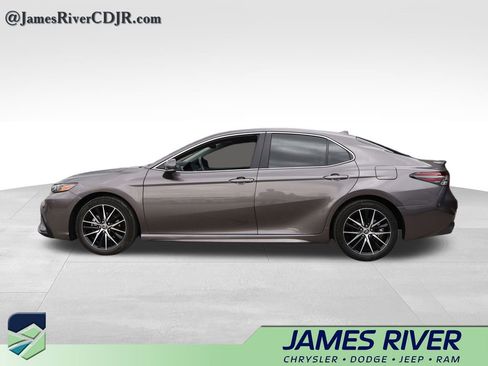 Used 2022 Toyota Camry SE image 2