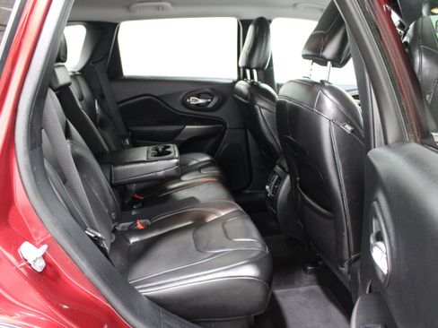 Used 2019 Jeep Cherokee Latitude Plus AWD/4WD image 19
