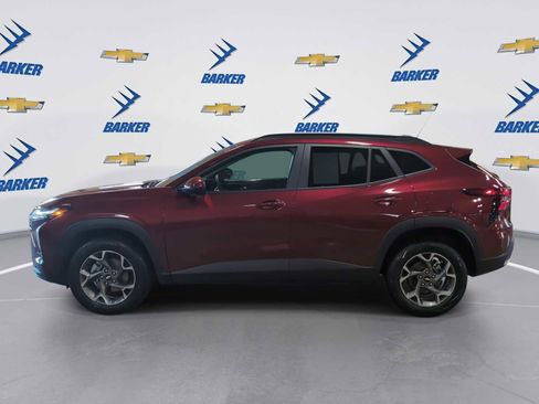 Used 2025 Chevrolet Trax LT w/ LT Convenience Package image 5