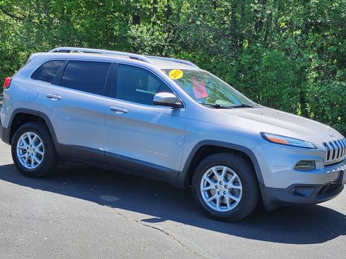 Used 2018 Jeep Cherokee Latitude w/ Cold Weather Group AWD/4WD image 2