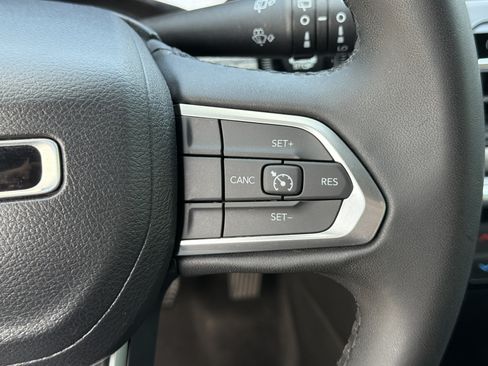 Used 2023 Jeep Compass Latitude AWD/4WD image 30