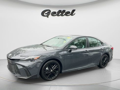 Used 2025 Toyota Camry SE FWD image 1