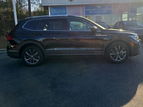 Used 2022 Volkswagen Tiguan SE w/ Panoramic Sunroof Package image 4