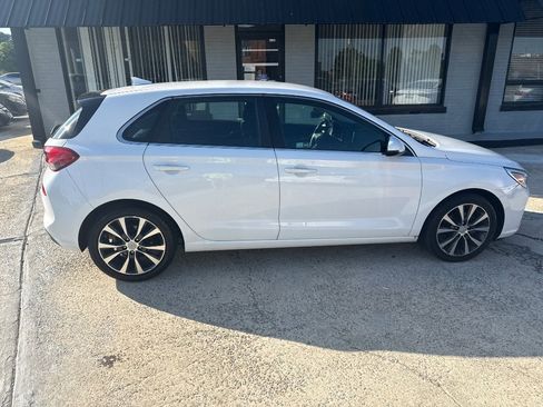 Used 2018 Hyundai Elantra GT FWD image 8