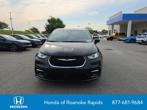 Used 2024 Chrysler Pacifica Touring-L FWD image 8