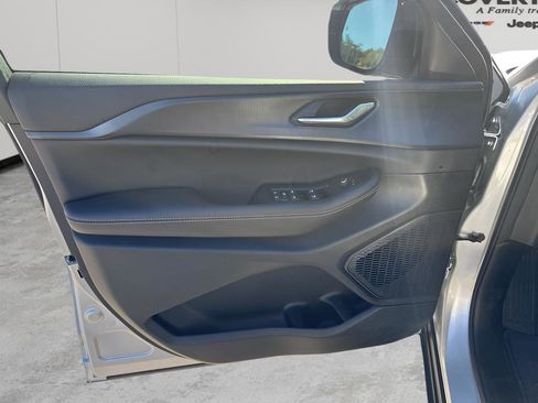 New 2025 Jeep Grand Cherokee Altitude image 24