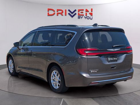 Used 2022 Chrysler Pacifica Touring-L image 3