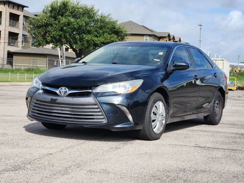 Used 2015 Toyota Camry LE FWD image 2