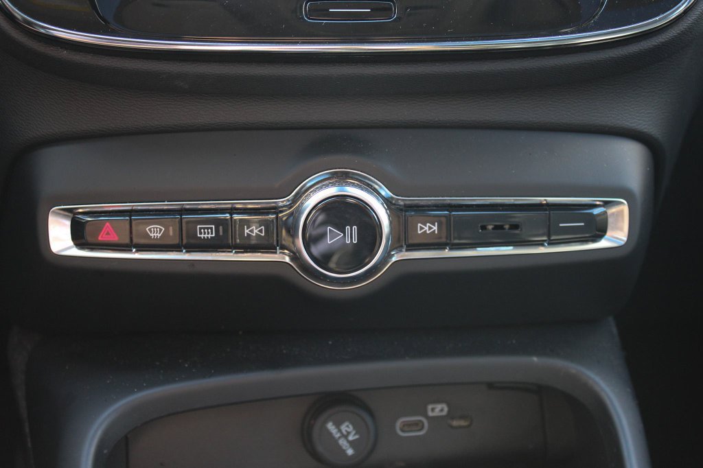 Certified 2025 Volvo XC40 B5 Plus AWD/4WD image 37