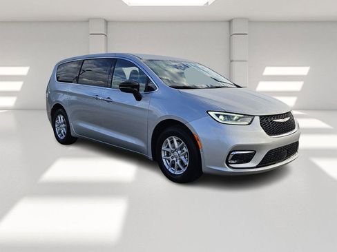 New 2026 Chrysler Pacifica Select image 7