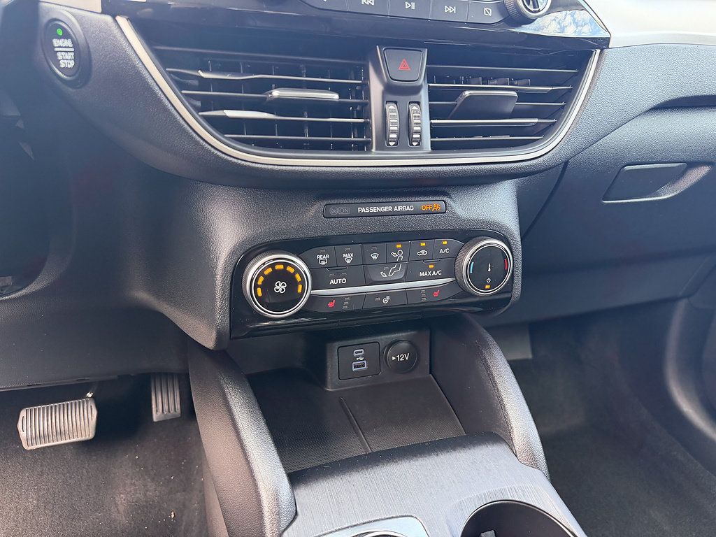 Certified 2022 Ford Escape SE w/ Cold Weather Package AWD/4WD image 17