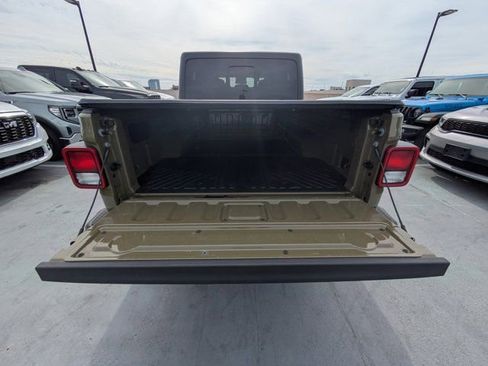 Used 2025 Jeep Gladiator Sport image 11