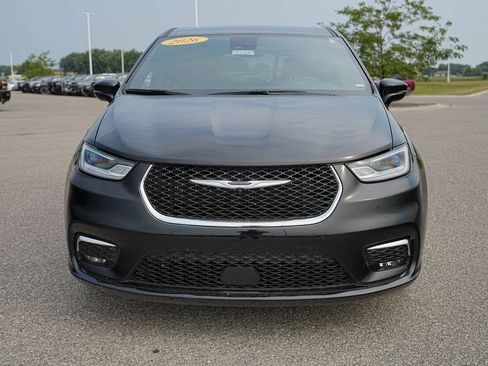 Used 2026 Chrysler Pacifica Select FWD image 2