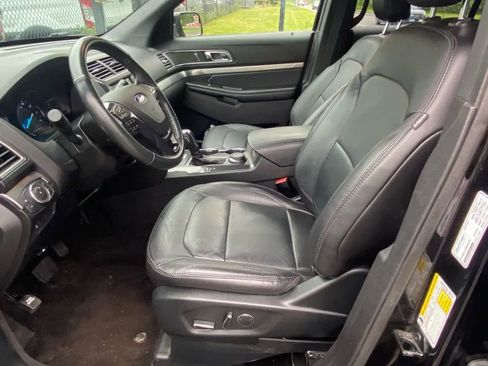 Used 2018 Ford Explorer XLT w/ Equipment Group 202A image 11