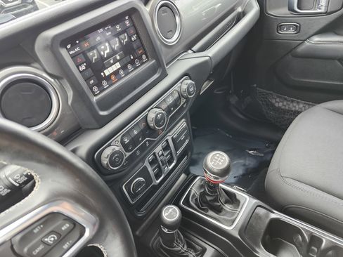 Used 2018 Jeep Wrangler Unlimited Sahara w/ Cold Weather Group AWD/4WD image 31