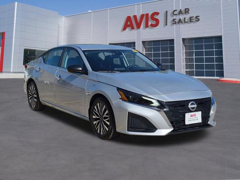 Used 2025 Nissan Altima 2.5 SV FWD image 3