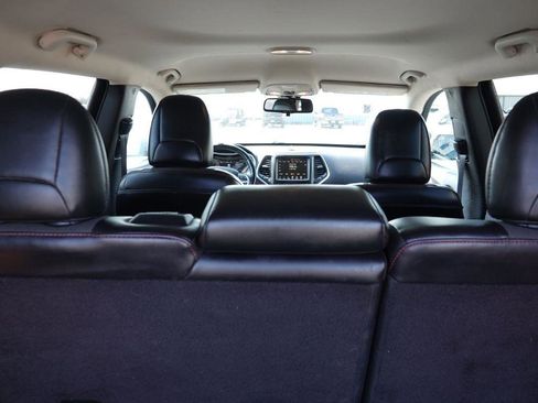 Used 2017 Jeep Cherokee Trailhawk w/ Trailer Tow Group image 10