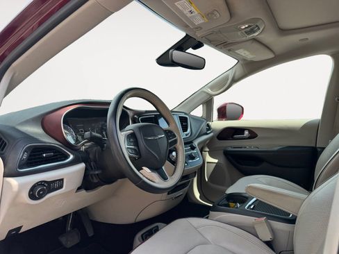 Used 2017 Chrysler Pacifica Limited w/ UConnect Theater Package FWD image 9