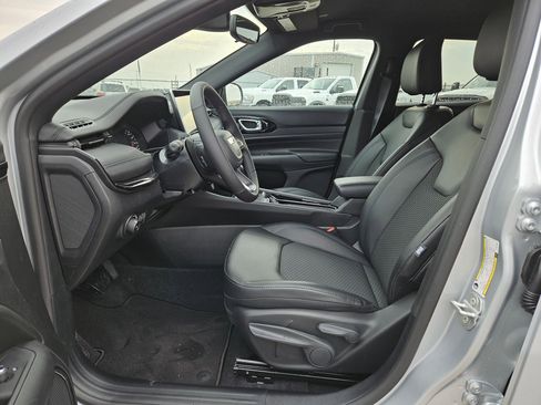 New 2026 Jeep Compass Latitude image 9