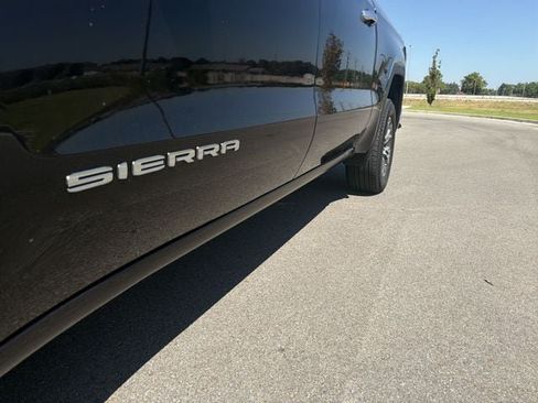 Used 2026 GMC Sierra 1500 SLT AWD/4WD image 31
