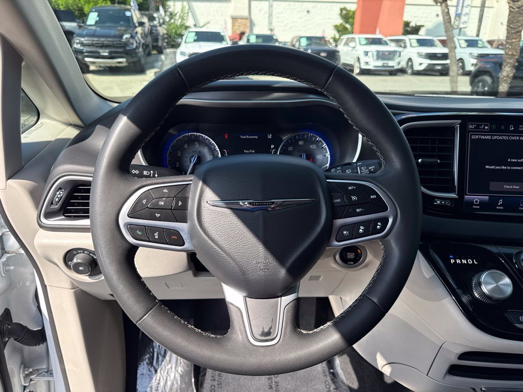 Used 2024 Chrysler Pacifica Touring-L FWD image 26