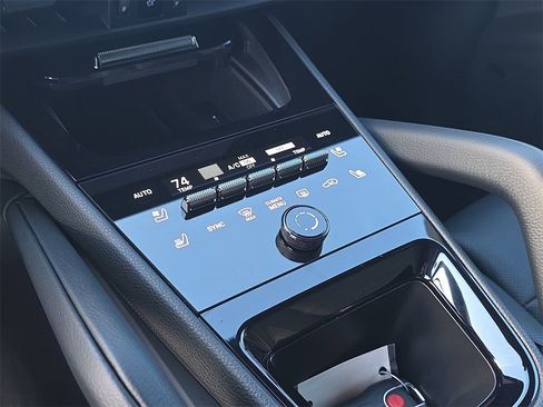 Used 2025 Porsche Cayenne image 31