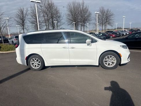 Used 2021 Chrysler Pacifica Touring-L image 8