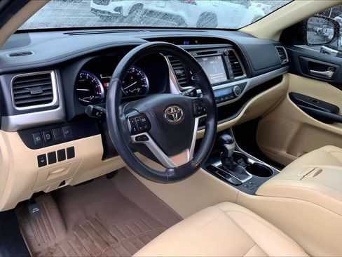 Used 2019 Toyota Highlander XLE image 17