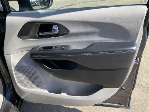 Used 2023 Chrysler Pacifica Touring-L FWD image 53