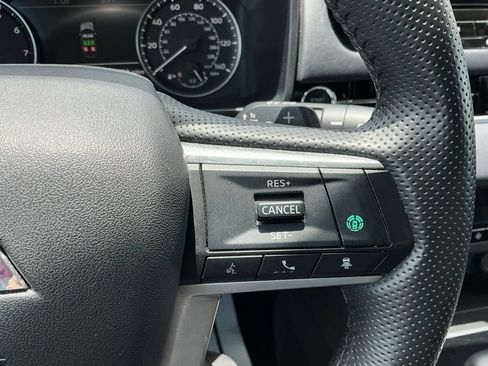 Used 2025 Mitsubishi Outlander AWD image 32