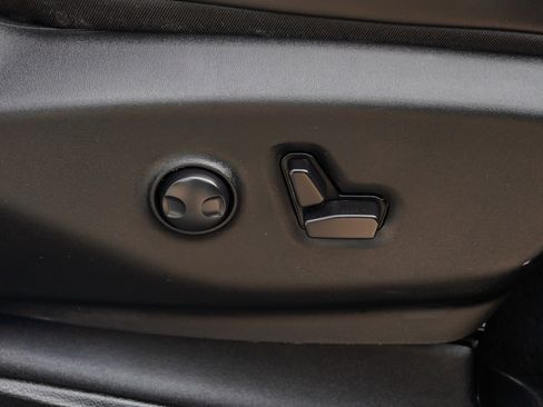 Used 2023 Chrysler Pacifica Limited w/ Uconnect Theater Family Group FWD image 28