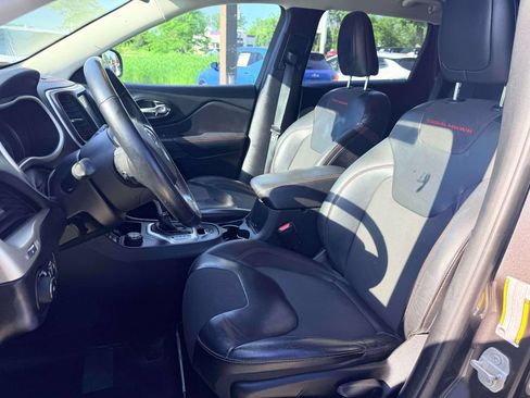 Used 2016 Jeep Cherokee Trailhawk w/ Cold Weather Group AWD/4WD image 14
