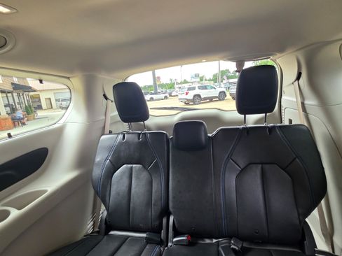 Used 2021 Chrysler Pacifica Touring-L FWD image 25