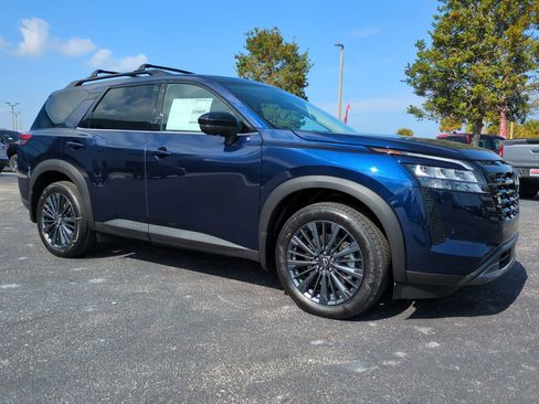 New 2026 Nissan Pathfinder SL image 2