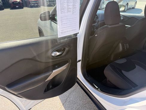 Used 2018 Jeep Cherokee Latitude AWD/4WD image 12