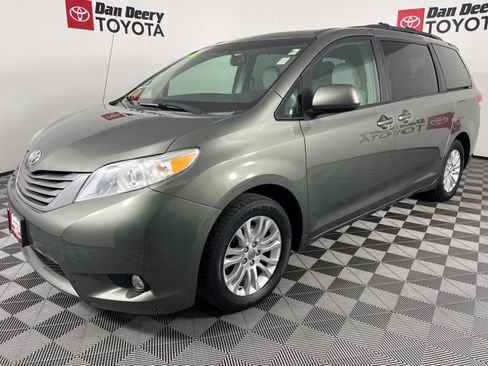 Used 2012 Toyota Sienna XLE image 22