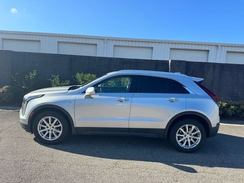 Used 2019 Cadillac XT4 Luxury w/ Cold Weather Package FWD image 3