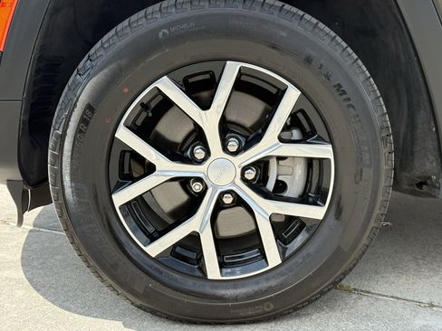 Used 2024 Jeep Grand Cherokee L Limited w/ Luxury Tech Group II image 12