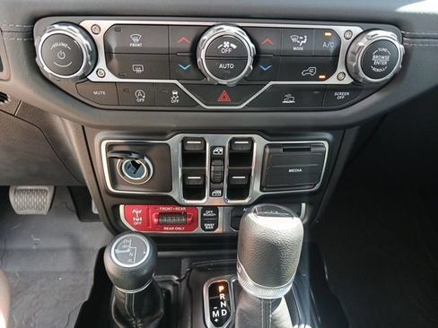 Used 2025 Jeep Gladiator Rubicon AWD/4WD image 37
