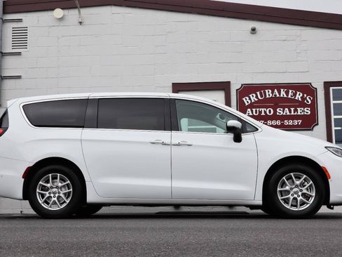 Used 2023 Chrysler Pacifica Touring-L FWD image 9