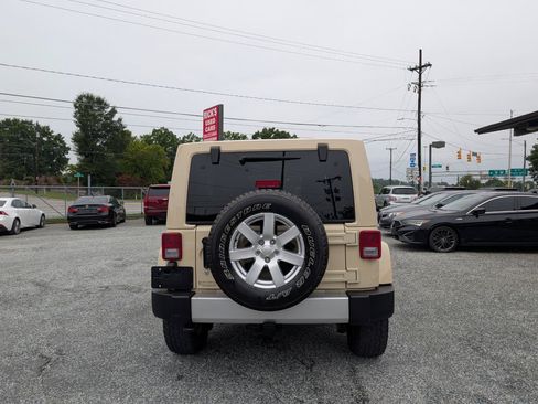 Used 2012 Jeep Wrangler Unlimited Sahara AWD/4WD image 8