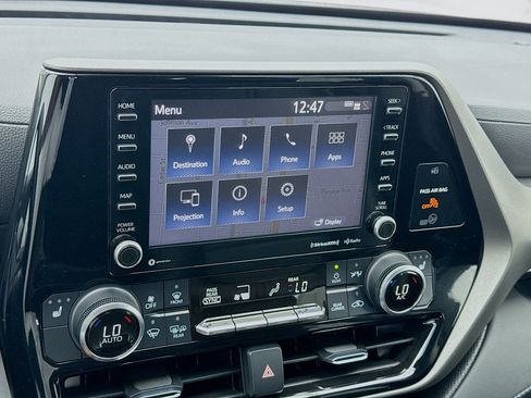 Used 2022 Toyota Highlander XLE AWD/4WD image 11