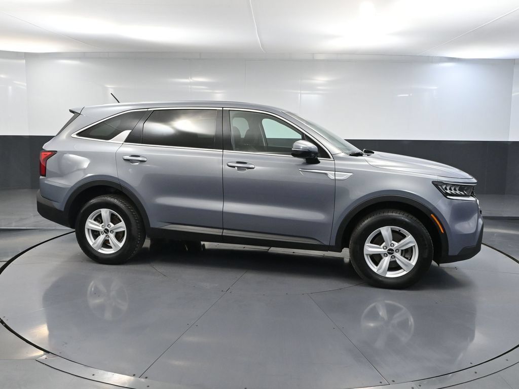 Used 2023 Kia Sorento LX AWD/4WD image 3