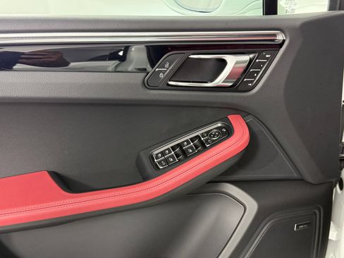 Certified 2026 Porsche Macan AWD/4WD image 15