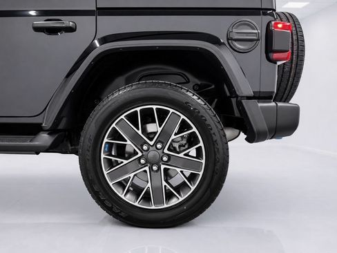 Used 2023 Jeep Wrangler Unlimited Sahara w/ Cold Weather Group AWD/4WD image 11