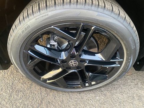 New 2026 Volkswagen Tiguan SE R-Line FWD image 9