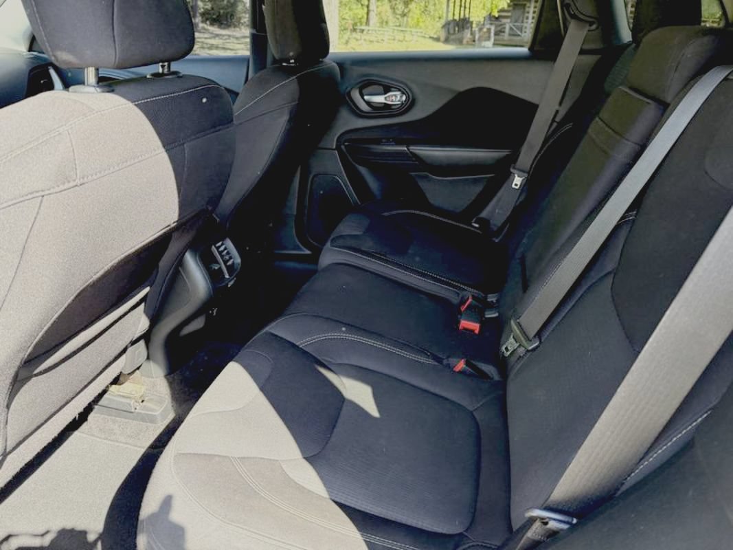 Used 2015 Jeep Cherokee Latitude w/ Cold Weather Group AWD/4WD image 33