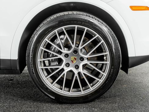 Used 2023 Porsche Cayenne Platinum Edition image 5