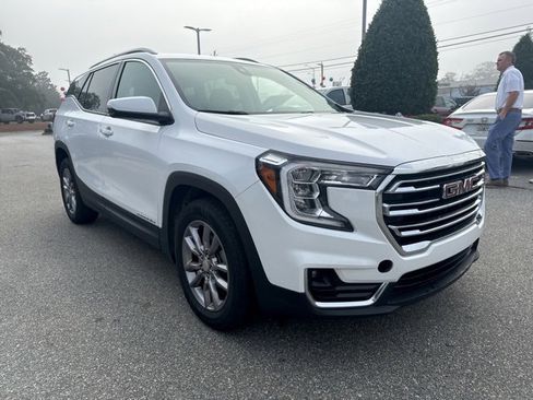 Used 2024 GMC Terrain SLT image 3