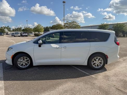 Used 2023 Chrysler Voyager LX FWD image 8